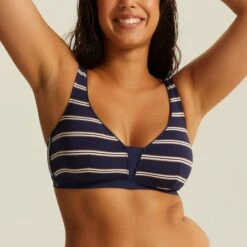 Haut De Maillot Sans Armatures Marine Précieux TAVOLARA 6 Haut De Maillot Sans Armatures Marine Précieux TAVOLARA -Sous Vêtement Boutique CS21103 A27 WEB 11 f9618fab 8b05 458b be68 0583f34352c3